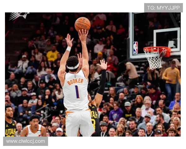 布克上半场表现出色却因伤退场10分钟内贡献11分2篮板3助攻